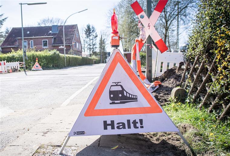 Bahnübergang in Wulsdorf wird gesperrt Ende März sind die Sanierungsarbeiten am Übergang Poggenbruchstraße angelaufen. Ab 20. April soll der Übergang für den Fahrzeugverkehr gesperrt werden. Fußgänger und Radfahrer können passieren.