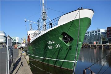 Ende Oktober legt die "Gera" im Schaufenster Fischereihafen in Bremerhaven ab. Sie verholt ins Dock der Bredo-Werft im Labradorhafen .