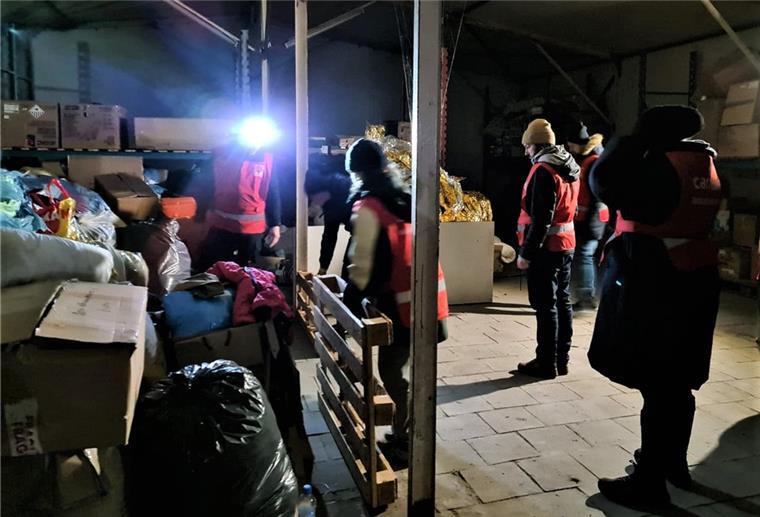  Die Geestländer entladen ihre Fahrzeuge in einer Halle in Dorohusk. 