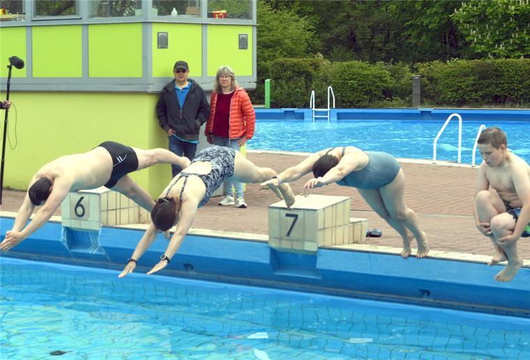 Endlich darf wieder geschwommen werden: Mit einem beherzten Kopfsprung geht es für diese Badegäste in die kühlen Fluten. Einige vermissen die Leinen, die sonst im Becken gespannt waren. Scheer (2)