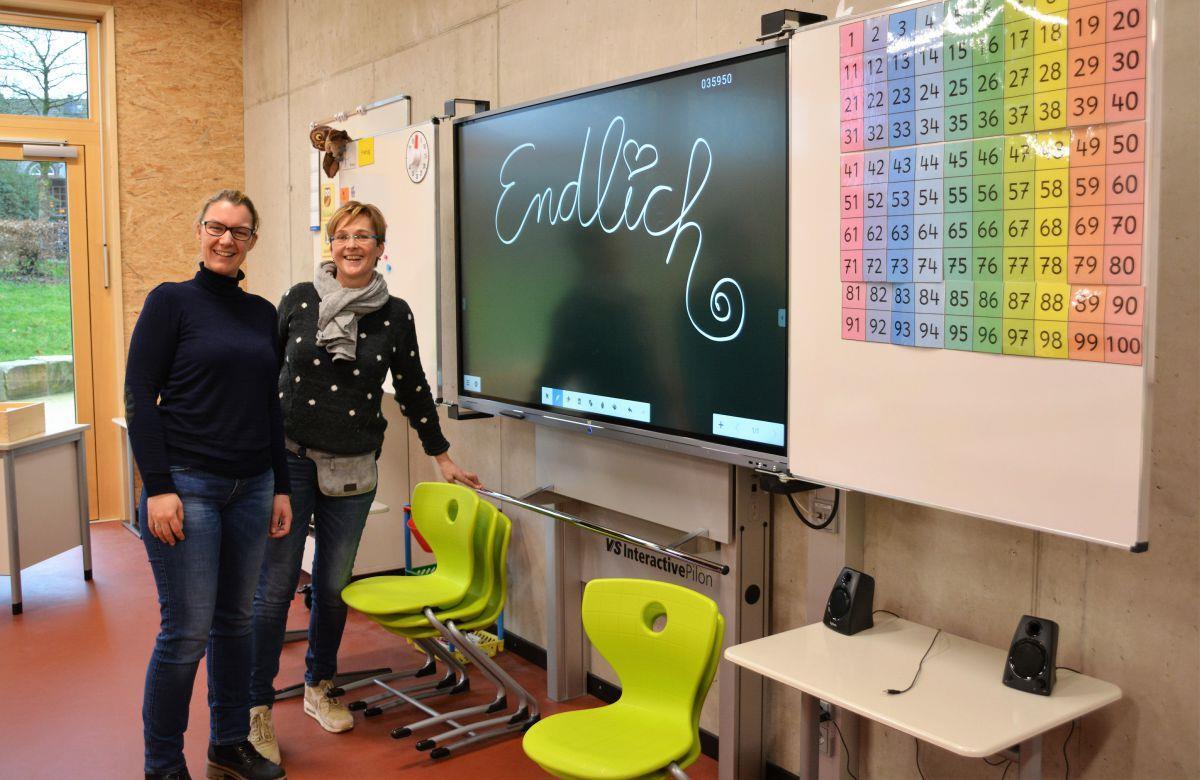Bad Bederkesa: Umzug in die neue Grundschule läuft Endlich: Drei Jahre, nachdem die Planungen zur neuen Beerster Grundschule begonnen haben, konnte jetzt der Umzug in Angriff genommen werden. Mit dem gesamten Kollegium und natürlich den Schülern freuen sich Saartje Lippe (links) und Gaby Brunke.