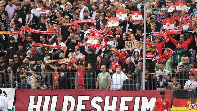 7:0 in Hildesheim: Elversberg locker in Runde zwei Endlich einmal im DFB-Pokal dabei: Die Fans des VfV Hildesheim.