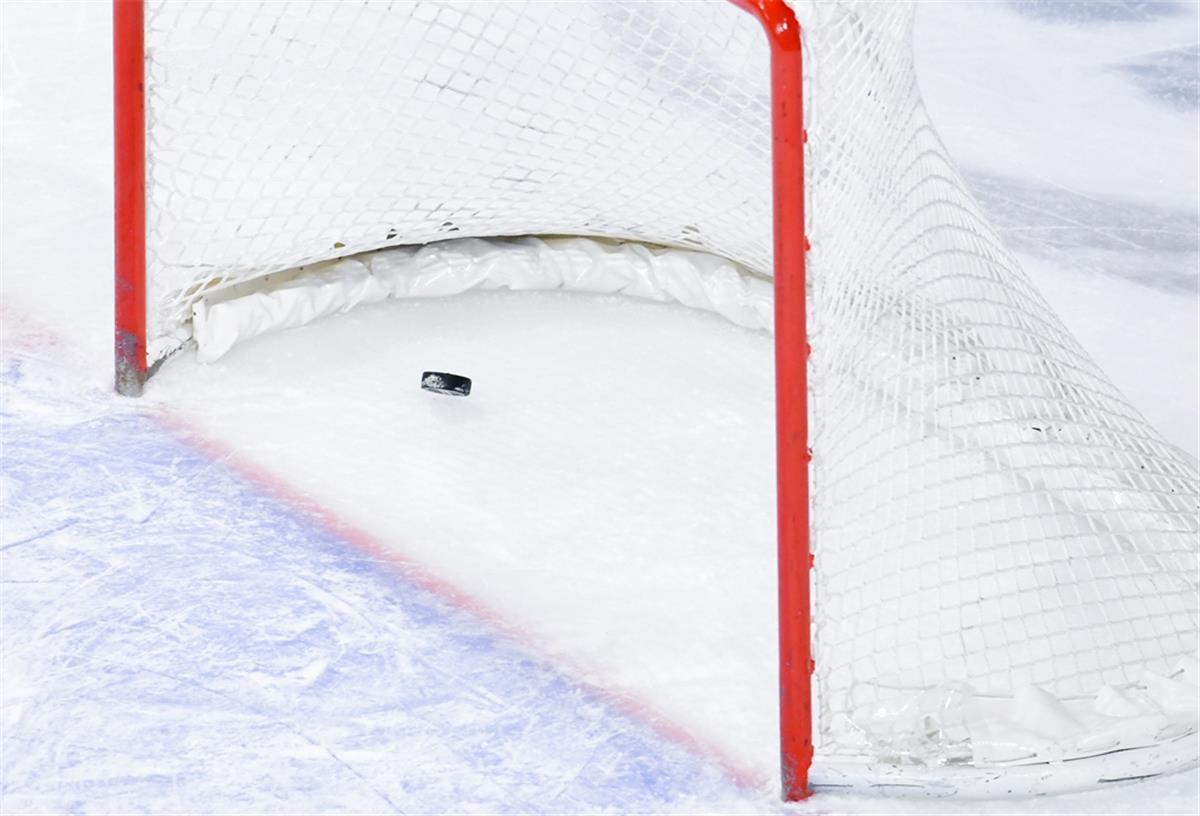 Bremerhaven: Am Samstag gibt‘s wieder Eishockey in der Eisarena Endlich flutscht in Bremerhaven wieder der Puck übers Eis.