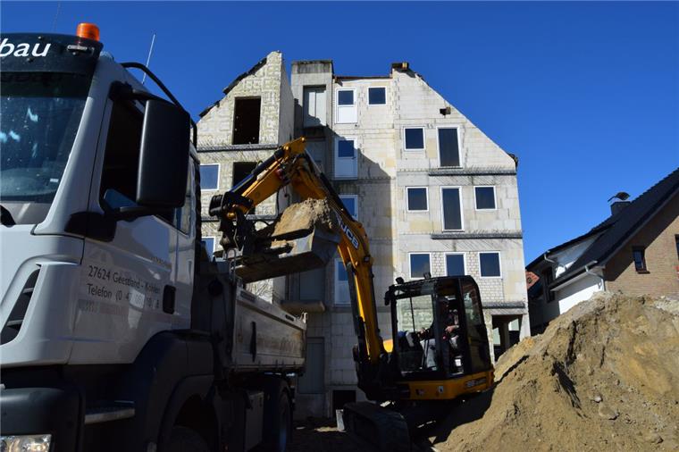 Bauruine in Bad Bederkesa wird endlich saniert Endlich geht es weiter: Die Erdarbeiten rund um die Bauruine in Bad Bederkesa haben nach langen Jahren des Stillstands begonnen.