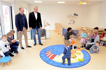 Endlich in der neuen Krippe. Darüber freuen sich die Krippenkinder Loxstedter "Ackermäuse" genau so wie Bürgermeister Detlef Wellbrock (stehend v. links) und der Loxstedter Ortsvorsteher Frank Albers. 
