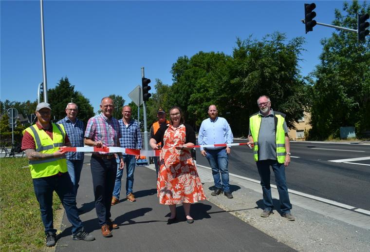 Baustellen auf der früheren B6: Es geht voran Endlich ist die neue Ampelkreuzung fertig. Es freuen sich die Vertreter der Gemeinde, der Baufirma und der Behörde, allen voran Bürgermeister Detlef Wellbrock (dritter von links) und Behördenchefin Friederike Wöbse (fünfte von links).