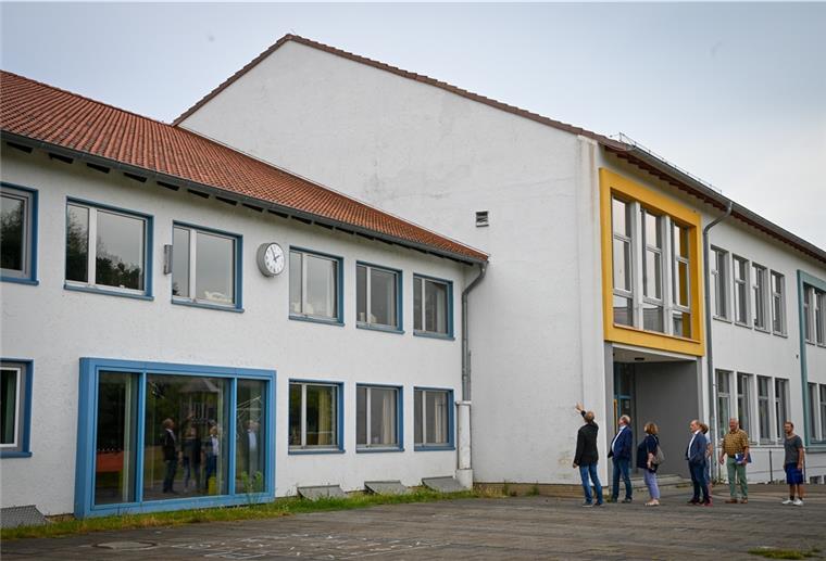 Endlich kann die Amerikanische Schule zu Ende saniert und energetisch mordernisiert werden: Hier auf der Nordwestseite ist eine Dämm-Fassade vonnöten. Auch der Haupteingang soll modernisiert werden. Foto Scheschonka
