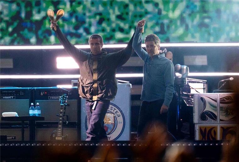 Oasis-Comeback in Wales: Alles wieder so wie früher? Endlich vereint: Liam und Noel Gallagher auf der Bühne.