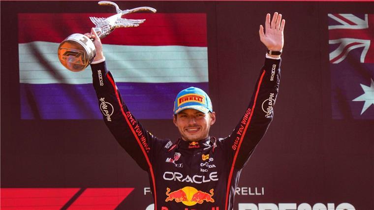 Endlich wieder ein Siegerpokal - 112 Tage musste Verstappen darauf warten. 