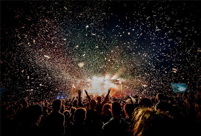 10 Open Air-Highlights in der Region, die ihr nicht verpassen solltet Festivalfans feiern im Konfettiregen.
