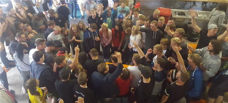 Bilder-Galerie: Beerpong-Turnier in Nordenham Endspiel beim Nordenhamer Beerpong-Turnier: Der Final-Tisch ist von den Fan-Lagern der beiden Teams umzingelt.