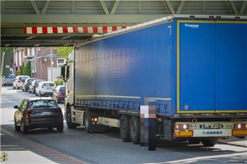Endstation Eisenbahnbrücke: Ein Zeuge hat fotografiert, wie sich der Lkw-Fahrer in Speckenbüttel festgefahren hat.