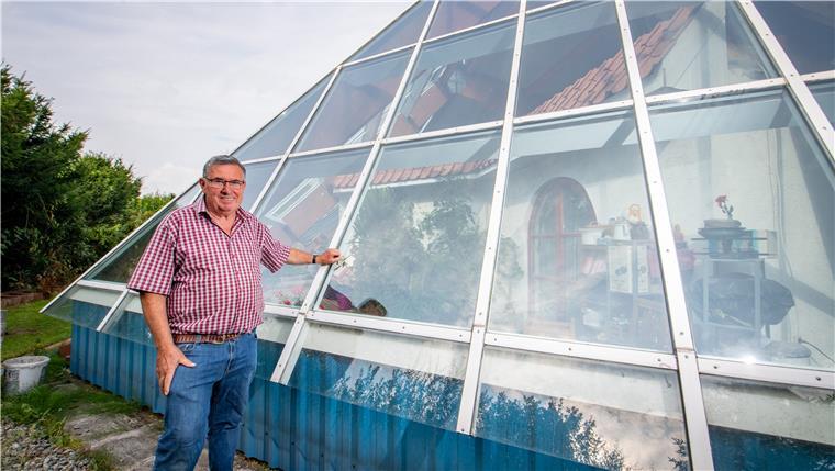 Ungewöhnliches Haus im Haus: Wie Familie Walter Geld spart Energieeffizientes Bauen liegt im Trend. Viele Menschen machen sich heutzutage Gedanken, wie sie mit ihrem Neubau Geld sparen und die Umwelt weniger belasten können. Doch Friedwin Walter ist auch in den 1990er Jahren schon innovative Wege gegangen.