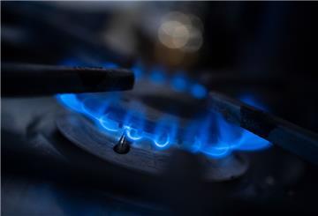 Eine Gasflamme brennt auf einem Küchenherd. 