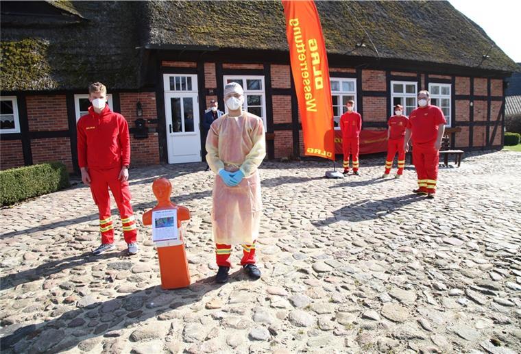 Bramstedt: Zum Schnelltest ins Museum Engagieren sich im Schnelltest-Zentrum in Bramstedt (von links): Cedric Krause, Moritz Grimm, Yoshua Alsdorf, Anja Alsdorf und Ortsgruppenvorsitzender Torge Jander. Bürgermeister Andreas Wittenberg (hinten) unterstützt das Projekt.