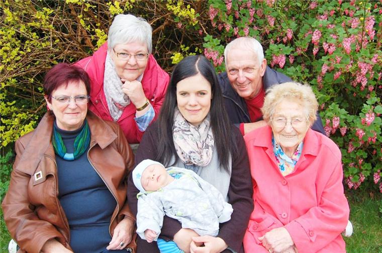 Fünf Generationen kommen bei der 94-jährigen Ur-Ur-Oma Erna Lea zusammen Enge Familienbande (von links): Rosemarie Sparnicht, Heidi Riemenschneider, Ines Riemenschneider mit Liam, Harald Sparnicht und Familienoberhaupt Erna Lea.