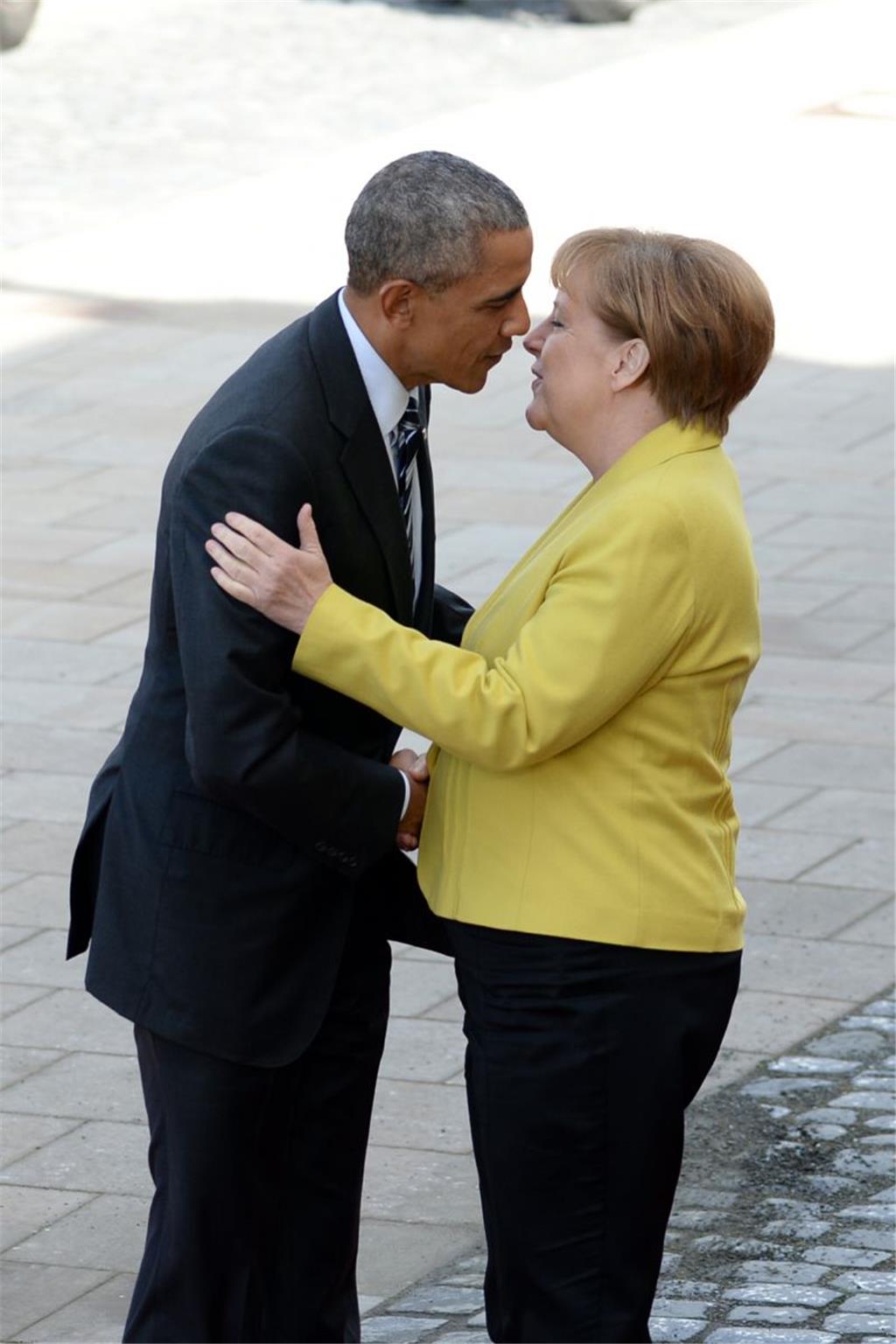 Enge Freundschaft. Obama machte nicht nur bei seinen Reden keinen Hehl aus seiner Verbundenheit mit Angela Merkel. Zur Begrüßung am Sonntag gab es Küsschen auf die Wangen.