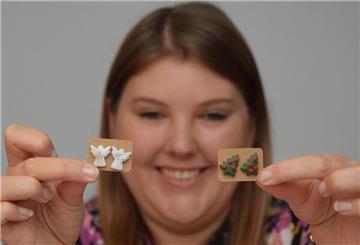 Engel und Weihnachtsbäume: Laura Hinck aus Rhade präsentiert zur Jahreszeit passende Ohrstecker.