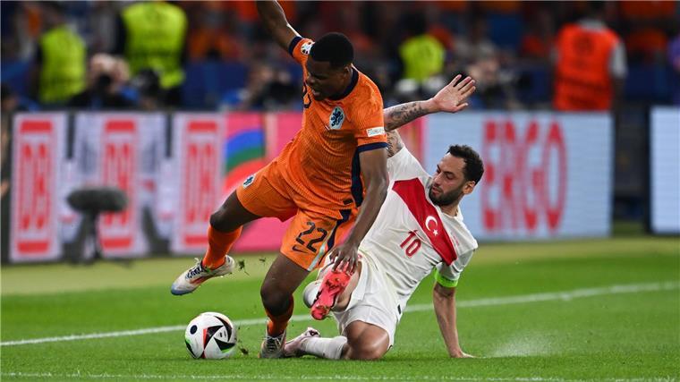 Enges Spiel: Denzel Dumfries (l) und Hakan Calhanoglu im Zweikampf.