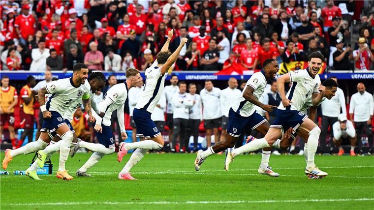Trinkflasche gegen Elfmeter-Trauma: England feiert Pickford Englands Nationalmannschaft freut sich über den Einzug ins EM-Halbfinale.
