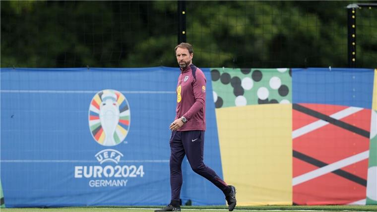 England sagt Presserunde mit Shaw kurzfristig ab Englands Nationaltrainer Gareth Southgate während einer Trainingseinheit.