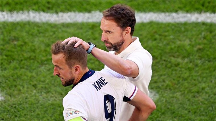 Kritik und Zweifel: Kane als Sinnbild schwacher Engländer Englands Trainer Gareth Southgate (r) und Harry Kane.