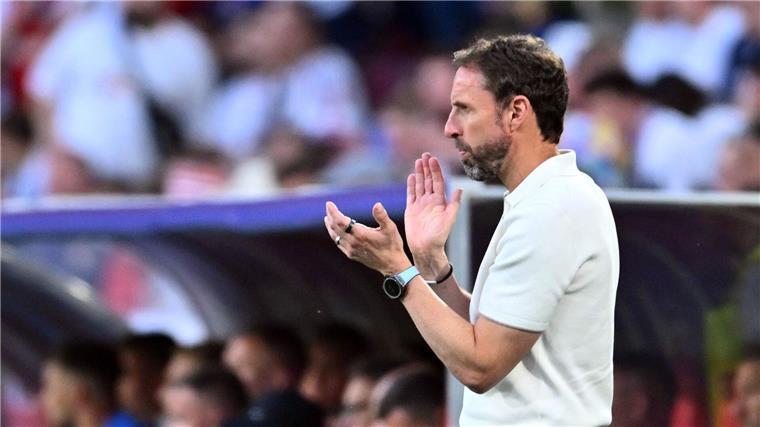 Becherwürfe Richtung England-Coach Southgate - „Unüblich“ Englands Trainer Gareth Southgate steht wegen seiner destruktiven Spielweise in der Kritik.