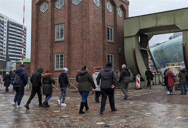 „Iona“-Passagiere stürmen die Bremerhavener City Englische Touristen schauen sich in den Bremerhavener Havenwelten um.