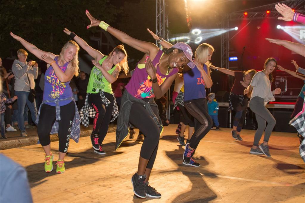 Enorm schwungvoll:  Die Zumba-Gruppe des MTSV Selsingen. Foto: Demmer