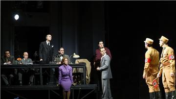 Ensemblemitglieder der Wiener Volksoper arbeiten gemeinsam die NS-Vergangenheit auf der Bühne auf.
