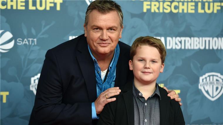 Der Trend zur raschen Bestsellerverfilmung Entertainer Hape Kerkeling (links) und Schauspieler Julius Weckauf bei der Premiere des Films „Der junge muss an die frische Luft“ Ende 2018. (Archivbild)