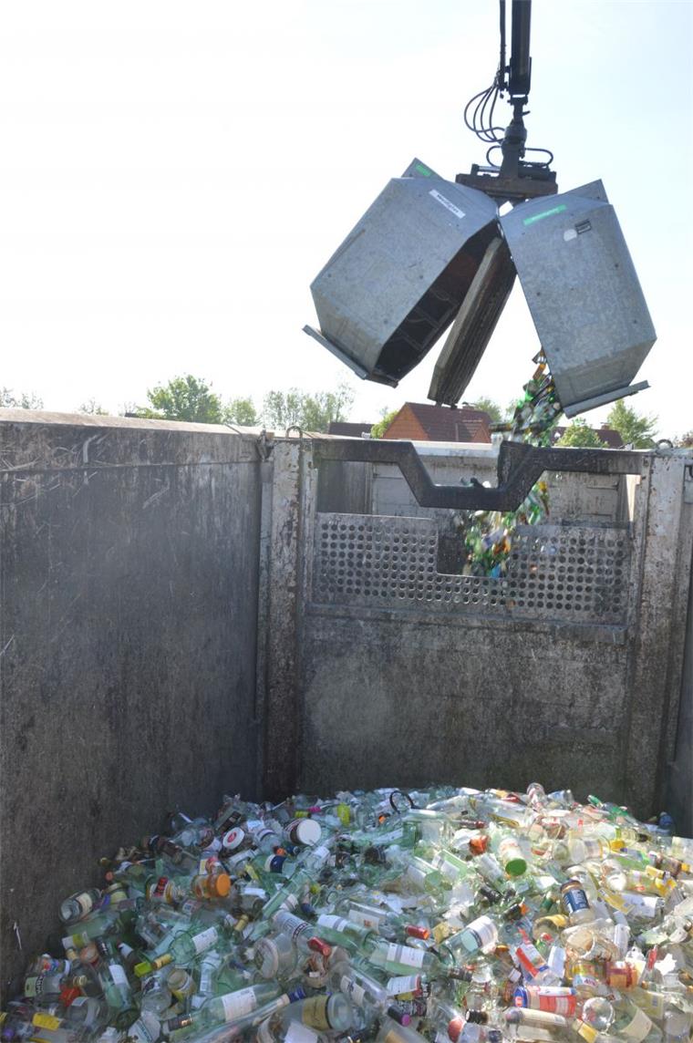 Entleerung eines Altglascontainers