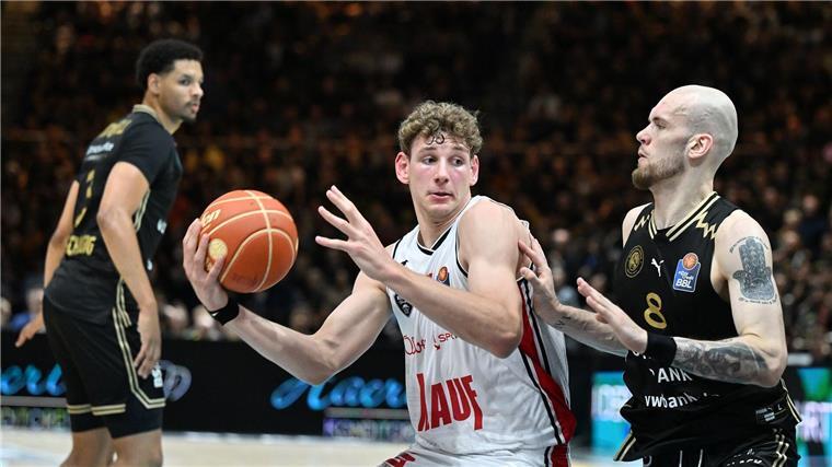 Würzburg gewinnt Viertelfinal-Serie gegen Braunschweig Entscheidender Mann auf Würzburger Seite: Hannes Steinbach (am Ball).