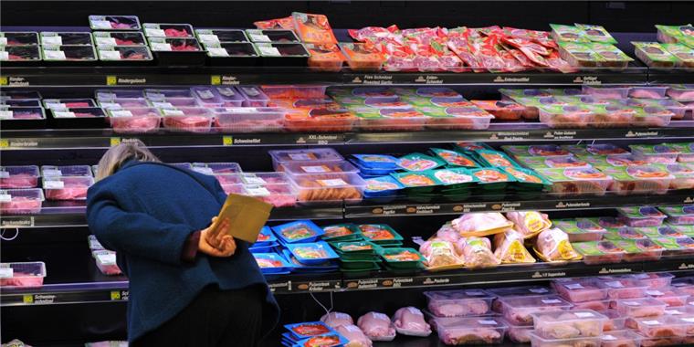 Cuxland-Veterinäre fordern Mindestpreis für Fleisch und Milch Entscheidung am Fleisch-Regal: Diese Konsumentin steht zwar links bei den Bio-Produkten. Doch die Masse der Verbraucher wählt nach wie vor die günstigeren Waren auf der rechten Seite.