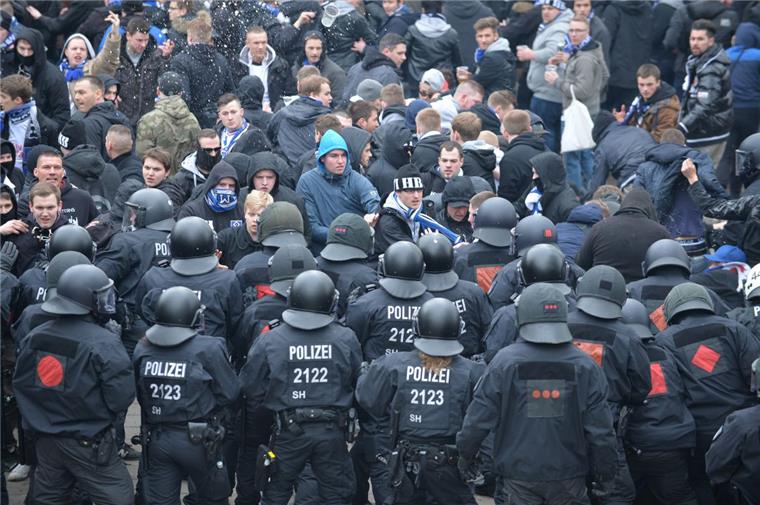 Krachende Niederlage für DFL im Kostenstreit mit Bremen Entscheidung vor dem Oberverwaltungsgericht Bremen: Das Bundesland Bremen darf die Deutsche Fußball Liga grundsätzlich an Mehrkosten für Polizeieinsätze bei Hochrisikospielen der Bundesliga beteiligen.