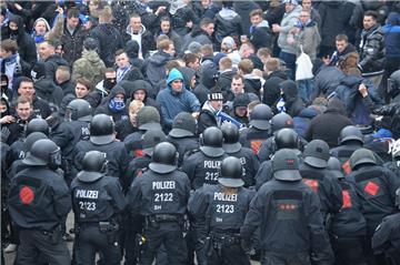 Entscheidung vor dem Oberverwaltungsgericht Bremen: Das Bundesland Bremen darf die Deutsche Fußball Liga grundsätzlich an Mehrkosten für Polizeieinsätze bei Hochrisikospielen der Bundesliga beteiligen.