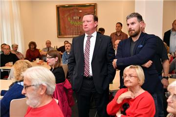 Entsetzte Mienen: Spitzenkandidat Uwe Schmidt (links) und der Landtagsabgeordnete Elias Tsartilidis inmitten der Genossen, als die Zahlen der ersten Prognose über den Großbildschirm im SPD-Parteibüro in der Schifferstraße laufen. 