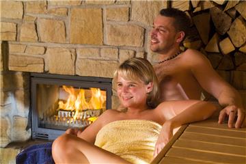 Ein junges Paar entspannt in der Sauna im BAD 2