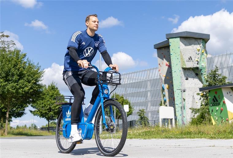 Entspannt mit dem Rad zum Training, heute Abend gegen Ungarn konzentriert im Tor: Manuel Neuer, Keeper der deutschen Fußball-Nationalmannschaft.
