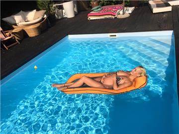 Entspannt und kugelrund: Sarah Connor entzückt mit einem Facebook-Foto von ihrem Baby-Bauch die Fans.