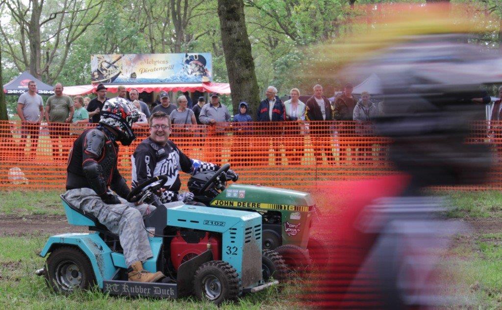 Entspannte Gespräche unter Kollegen nach der Zielflagge beim Rennen der schnelle...