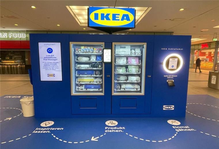 Ein Schlafomat von Ikea an einem Bahnhof.