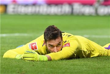 Enttäuscht am Boden: Werder-Torwart Jiri Pavlenka fällt verletzt aus.