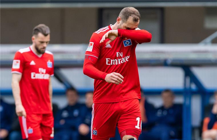 Aufstieg verpasst: So lacht das Netz über den HSV Enttäuscht: Pierre-Michel Lasogga.