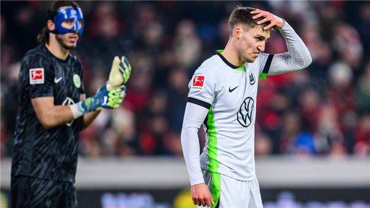 Doppelpack Kübler: Freiburg bremst Wolfsburg aus Enttäuschte Gesichter bei Wolfsburgs Kamil Grabara (l.) und Kilian Fischer.