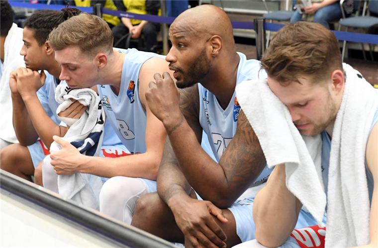 Ohne zu spielen: Eisbären sind jetzt Tabellenletzter der BBL Enttäuschung auf der Bank: Im letzten Spiel verloren die Eisbären mit 78:88 gegen Ulm.