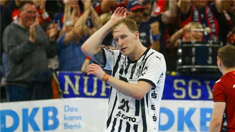Flensburg jubelt im Derby und stürmt an die Tabellenspitze Enttäuschung beim Kieler Eric Johansson nach der Niederlage im 113. Schleswig-Holstein-Derby.
