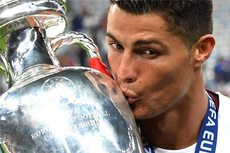 Entweder man liebt oder hasst ihn: Cristiano Ronaldo spaltet die Fußballnation - auch einen Tag nach dem Ende der Europameisterschaft. 