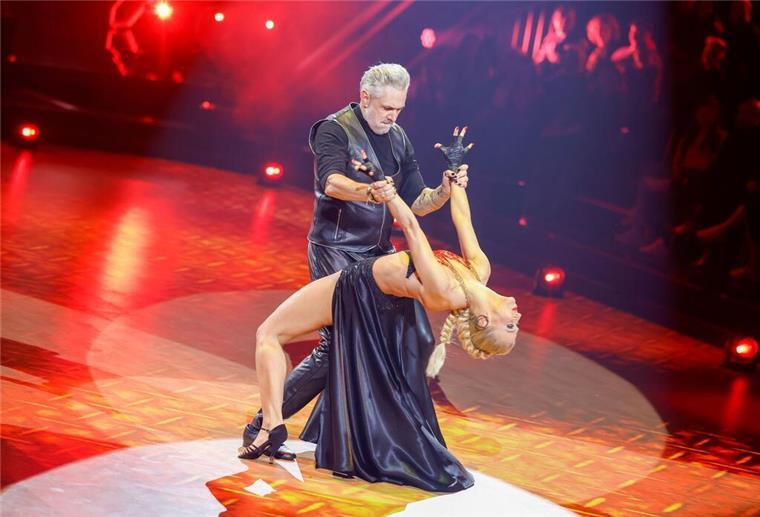 Zu wenig Rock: Dieses „Let’s Dance“-Paar ist ausgeschieden Er dachte, er habe diesen Tanz im Blut: Moderator Roland Trettl ist mit seiner Partnerin Kathrin Menzinger ausgeschieden.