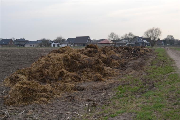 Cuxland: Muss der Mist auf den Feldern abgedeckt werden? Er dampft nicht mehr: Nach Angaben einer Spaziergängerin liegt dieser Misthaufen schon seit Wochen unabgedeckt vor den Toren Nesses.